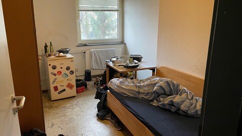 Ein kleines Zimmer mit Möbeln eines Wohnungslosen im Heinrich-Egli-Haus in Mainz