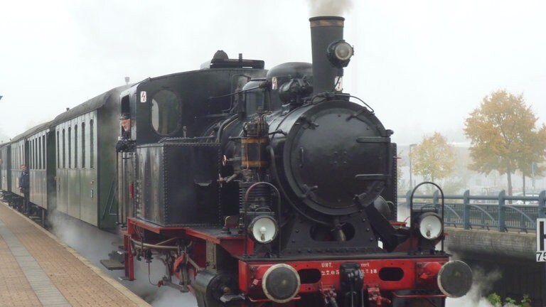 Achertalbahn Dampflok Nr. 20 bei der Ausfahrt in Achern. Vor 40 Jahren hätte die Achertalbahn Starallüren bekommen können. Die Bahn bot damals die perfekte Kulisse für Fassbinders Verfilmung von "Effi Briest".