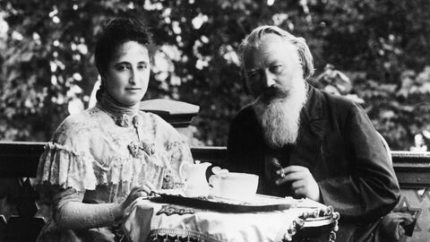 Fotografie: Adele Strauss und Johannes Brahms beim Kaffee in der Gartenlaube (ca. 1895).