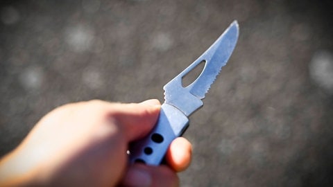 Mit einem Messer soll ein 21-Jähriger aus Kinderbeuern auf einen Bekannten eingestochen haben. Jetzt ist er wegen Mord angeklagt worden.