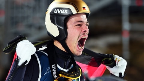 Olympia-Sieger Philipp Raimund jubelt nach dem Gewinn der Goldmedaille im Skispringen von der Normalschanze.
