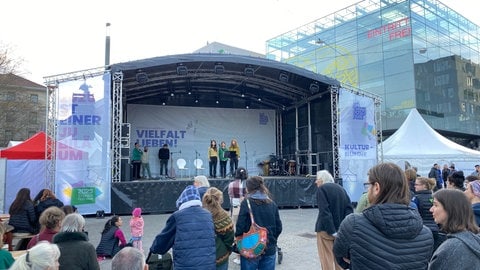 Publikum auf den Stuttgarter Schlossplatz zum Gedenken zum 100. Todestag von Rudolf Steiner