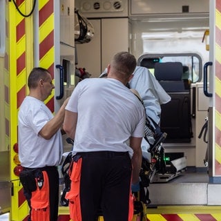 Eine Autofahrerin hat Rettungskräfte in Kaiserslautern während einer Reanimation behindert.