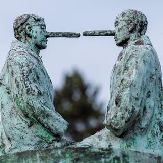 Skulptur "Die Lügner" (zwei männliche Figuren mit langen Pinocchio-Nasen) des niederländischen Künstlers Nicolas Dings in Osnabrück: Falsche Höflichkeit, Notlügen, das Verschweigen schmerzhafter Wahrheiten: Welches Verhältnis haben wir zur Wahrheit? 