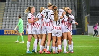 Der SC Freiburg bejubelt das Tor zum 1:1 gegen Leverkusen durch Tessa Blumenberg