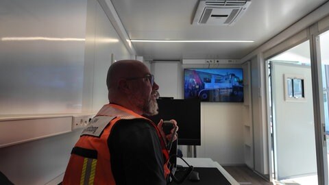 Florian Blümle von NetzeBW sitzt in der neuen mobilen Leitstelle. 