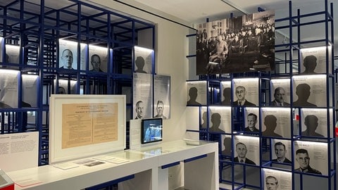 Bilder in der Ausstellung zeigen die Täter.