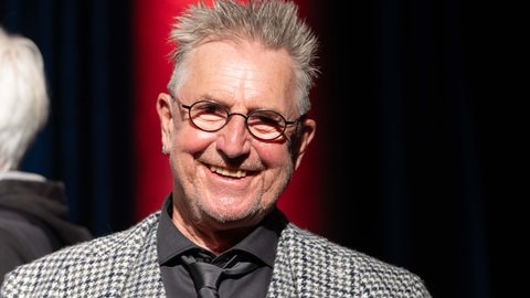 Martin Semmelrogge lacht in die Kamera