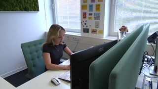 Sarah Rettenmaier macht ein Praktikum im Haupt- und Personalamt Stuttgart und sitzt am Computer.