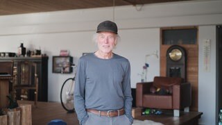 Älterer Mann mit T-Shirt und Mütze