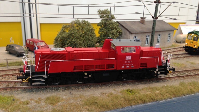 ESU: BR 261. H0, verkehrsrot mit Raucherzeuger