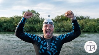 Joseph Heß freut sich. Joseph Heß ist ein Schwimmer. Joseph Heß ist den ganzen Fluss Donau entlang geschwommen. Rechts das SWR Logo für Leichte Sprache.