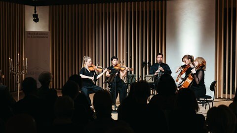 Auf der Bühne, fünf Musiker und Musikerinnen, Musikakdemie Liechtenstein