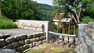 Ein Geröllfang mit Metallsäulen in Braunsbach. 