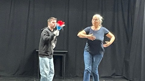 Matteo Wilbert und Monika Kukawka bei der Probe des inklusiven com.guck Theaters Trier