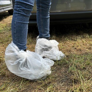 Füße stecken in Plastiktüten - Regenschutz bei Rock am Ring