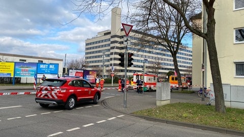 Einsatzkräfte im Koblenzer Stadtteil Rauental nach einer Verpuffung.