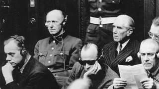 Alfred Jodl als Angeklagter beim Nürnberger Kriegsverbrecherprozess (2. Reihe ganz links; neben ihm Franz von Papen)
