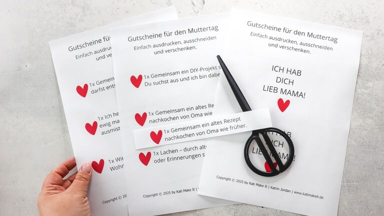 Den Spruch auf das Milchpapier drucken oder schreiben.