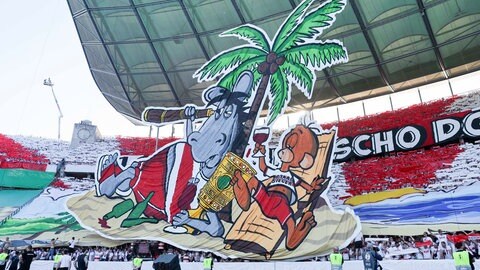 Die Fans des VfB Stuttgart zeigen vor dem Anpfiff eine Choreographie,