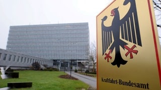 Bürogebäude und Schild: Rund 200.000 Fahrzeughalter bekommen Post vom Kraftfahrt-Bundesamt. Wie Sie echte Schreiben erkennen, welche Tachostände abgefragt werden und was mit Ihren Daten passiert.