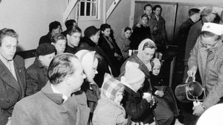Neu angekommene Flüchtlinge im Lager Friedland am 23. November 1956. Rund 200.000 Menschen sind nach dem Ungarnaufstand in den Westen geflohen.