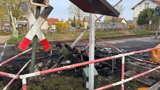 Der Bahnübergang in Insheim nach dem Unfall R65 gegen Autotransporter