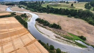 Durch das Niedrigwasser der Donau sind unterhalb des Museums Heuneburg Kiesbänke in der Donau zu sehen.