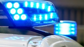 Blaulicht auf einem Polizeifahrzeug (Symbolbild)
