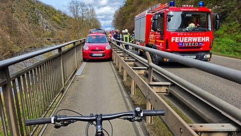 Ein Auto hat sich bei Bärenbach auf dem Radweg festgefahren.