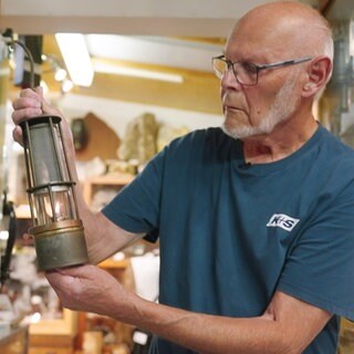 Dieter Weyhersmüller mit einer alten Grubenlampe.