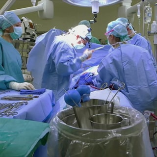 Ärzte bei einer Organtransplantation in einem Operationssaal