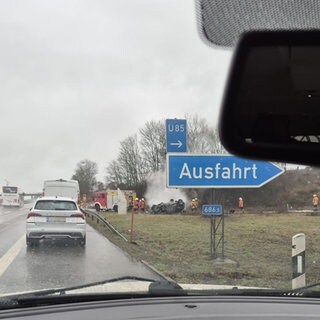 Dank dem Einsatz mehrerer Ersthelfer konnte drei Männern bei einem schweren Unfall auf der A6 bei Wolpertshausen (Kreis Schwäbisch Hall) das Leben gerettet werden. Das Foto wurde aus Andreas Ulbrichs Auto aufgenommen, als die Rettungskräfte eingetroffen waren.