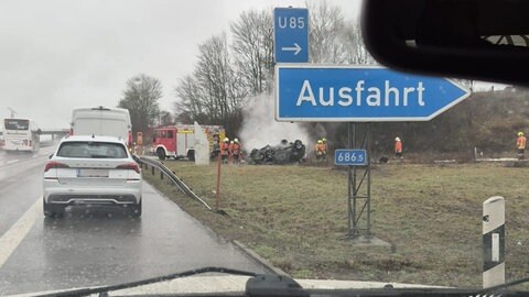 Dank dem Einsatz mehrerer Ersthelfer konnte drei Männern bei einem schweren Unfall auf der A6 bei Wolpertshausen (Kreis Schwäbisch Hall) das Leben gerettet werden. Das Foto wurde aus Andreas Ulbrichs Auto aufgenommen, als die Rettungskräfte eingetroffen waren.