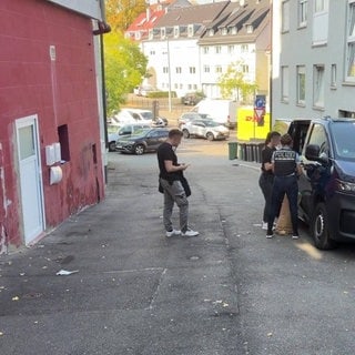 Ein 26-Jähriger ist am Mittwochmorgen in Stuttgart-Ost schwer verletzt aufgefunden worden. Er hatte gegen 5:30 Uhr blutüberströmt an die Wohnungstür eines Nachbarn geklopft. Nun ermittelt die Polizei. 