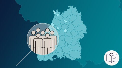 Das Bild ist eine Zeichnung. Das Thema ist: „Menschen in Baden-Württemberg“. Der Hintergrund ist dunkel•blau. Man sieht eine Landkarte von Baden-Württemberg. Darin sieht man Umrisse. Das sind Land•kreise und Stadt•kreise. Davor ist eine Lupe. In der Lupe sieht man eine Gruppe von Menschen.  Dazu: Das SWR-Zeichen für Leichte Sprache. Es ist ein weißer Kreis. Darin ist eine blaue Zeichnung: Ein Kopf hinter einem Buch. Auf dem Buch ist ein Häkchen.
