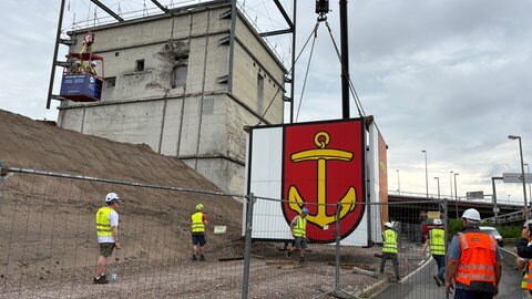 Das Ludwigshafener Stadtwappen ist vom Würfelbunker demontiert worden