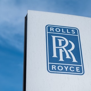 Das Logo von Rolls Royce am Eingangsbereich der Rolls-Royce Power Systems AG. RRPS und ZF entwickeln gemeinsam den Antrieb für einen neuen Kampfpanzer.