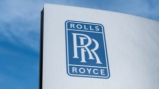 Das Logo von Rolls Royce am Eingangsbereich der Rolls-Royce Power Systems AG. RRPS und ZF entwickeln gemeinsam den Antrieb für einen neuen Kampfpanzer.