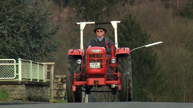 Wilfried Alhaeuser auf seinem Fahr-Traktor.