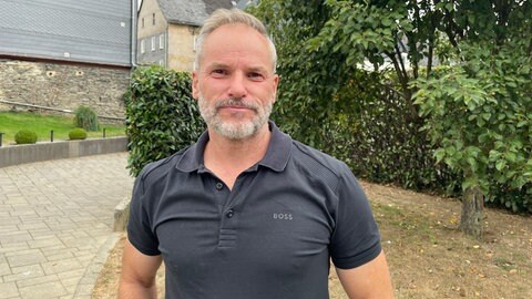 Thorsten Obermaier hält Pferde in der Nähe des belasteten Brühlbachs nahe des Flughafens Hahn. 