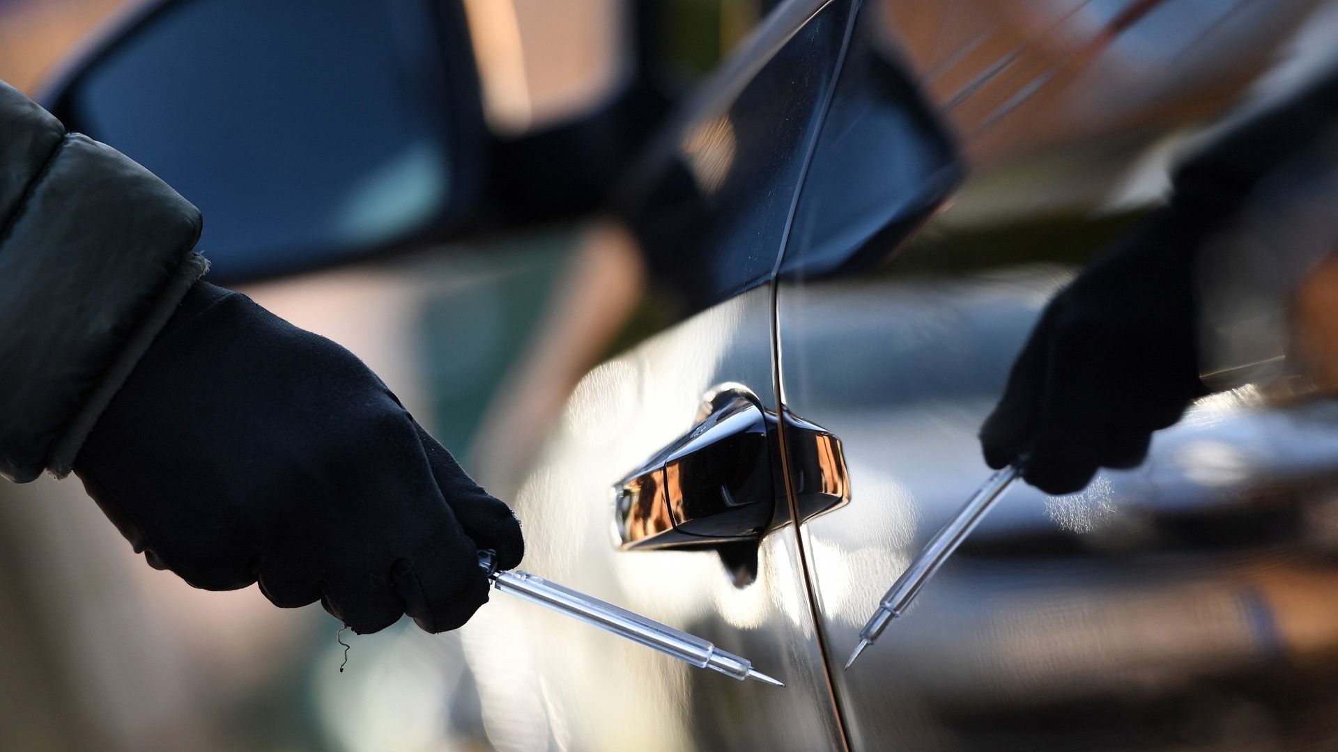 Zerkratzter Lack, zerstochene Reifen: Unbekannte beschädigen erneut Autos in Tiefgarage