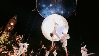 Klassische Balletttänze und Akrobatik in schwindelerregender Höhe: Das ZENIT Aerial Ballet ist eeine international renommierte Luftakrobatik- und Luftballett-Kompanie aus Alicante.