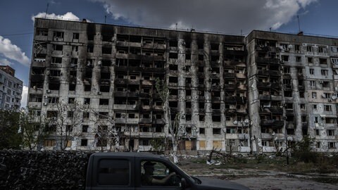 Ein durch Beschuss zerstörtes Wohnhaus in der Ukraine – vier Jahre nach Beginn des russischen Angriffskriegs gibt es für die meisten Geflüchteten noch immer kein Zurück (Symbolbild).