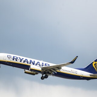 Ein Flugzeug von Ryanair ist am Himmel zu sehen.