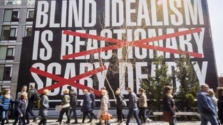 Kunstwerk mit Frantz Fanon Zitat in New York 