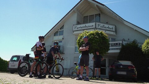 Triathleten stehen vor dem Ferienhaus Fallerhof