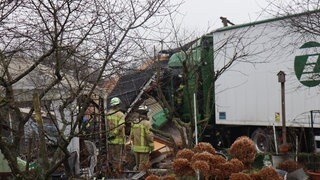 Ein Lkw in einem Schrebergarten in Mannheim mit Einsatzkräften der Feuerwehr