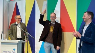 Links im Bild: Michael Roesler-Graichen (Börsenblatt und Jury-Mitglied) Mittig: Dietmar Dath Rechts im Bild: Sebastian Guggolz (Vorsteher des Börsenvereins des Deutschen Buchhandels)