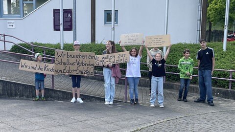 Schüler aus Sulzfeld protestierten vor der Halle gegen Einsparungen bei Schulbussen